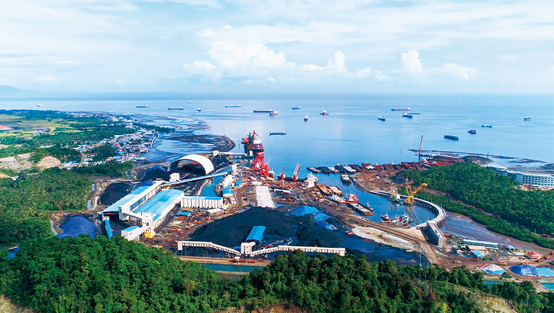 這裡是印尼中蘇拉維西省的莫羅瓦利園區，港口正在擴建，也正在興建煤棚。其中，華新麗華是台灣唯一在此設廠、搶先布局鎳資源的公司